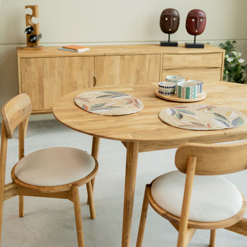 Juego de mesa y sillas de madera maciza