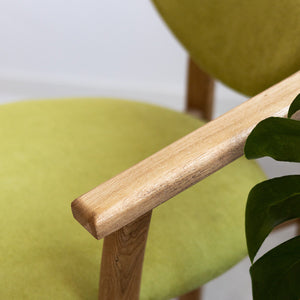 Pack de 2 o 4 Sillas de Comedor Alexis, Estructura de Madera Maciza de Roble, Tapizado en Color Verde Vida | NordicStory