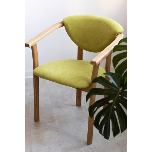 Pack de 2 o 4 Sillas de Comedor Alexis, Estructura de Madera Maciza de Roble, Tapizado en Color Verde Vida | NordicStory
