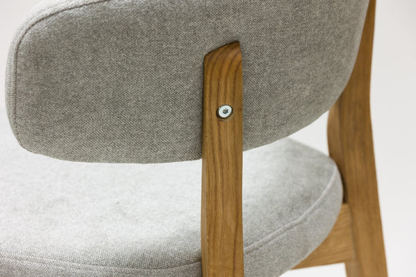 Pack de 2 o 4 Sillas de Comedor de Madera Maciza de Roble Claus, tapizado Gris o Marron | NordicStory