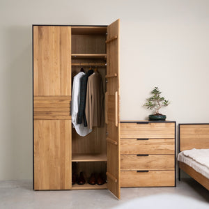 Armario con 2 puertas de madera maciza roble Runa | NordicStory