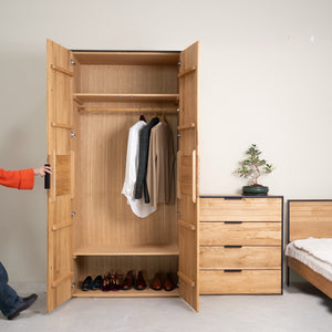Armario con 2 puertas de madera maciza roble Runa | NordicStory
