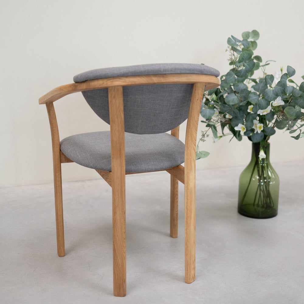 Pack de 2 o 4 Sillas de Comedor Alexis, Estructura de Madera Maciza de Roble, Tapizado en Color Gris Nordic | NordicStory